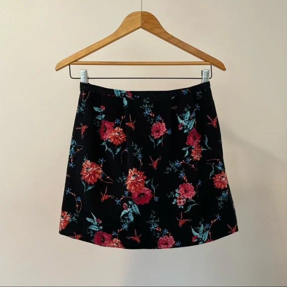 ⭐️HP⭐️ Oasis Floral Mini Skirt - Picture 1 of 5